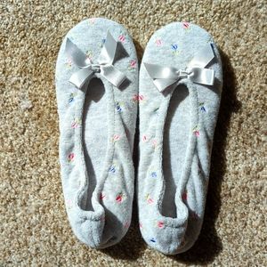 3/$15 - Isotoner Women's Gray and Floral Size 9.5-10.5 Slippers